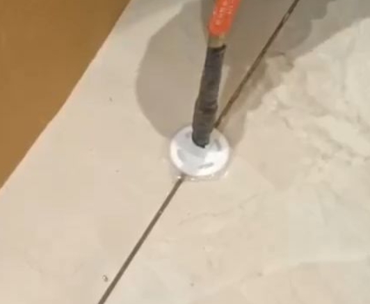 慈溪瓷砖空鼓维修公司专业解答瓷砖在铺贴过程中，如果没有涂抹均匀到位的粘结材料（如水泥砂浆或瓷砖胶），可能会导致以下问题