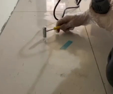 慈溪瓷砖开裂维修公司专业分享瓷砖在铺贴前如果没有沥干水分，将会导致以下问题